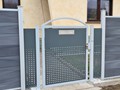 Pforte mit Lochblechfüllung