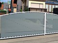 Tor mit Lochblechfüllung