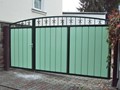 zweifarbiges Tor mit Alu-Paneele
