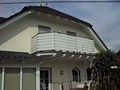 Balkongeländer mit weißen Alupaneelen